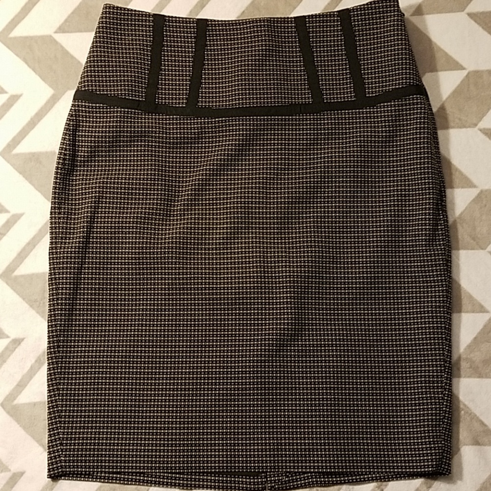 The Limited Collection Black & White Check Pattern Skirt Size 6